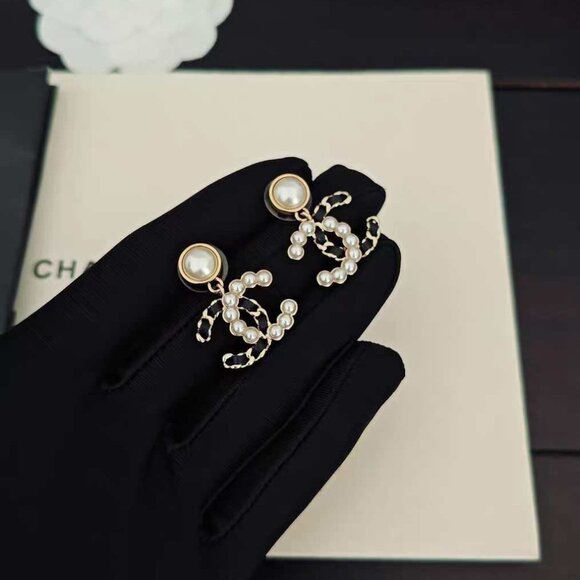 CHANE Pearls and black leather make a stunning contrast Earrings Auth - Picture 2 of 5